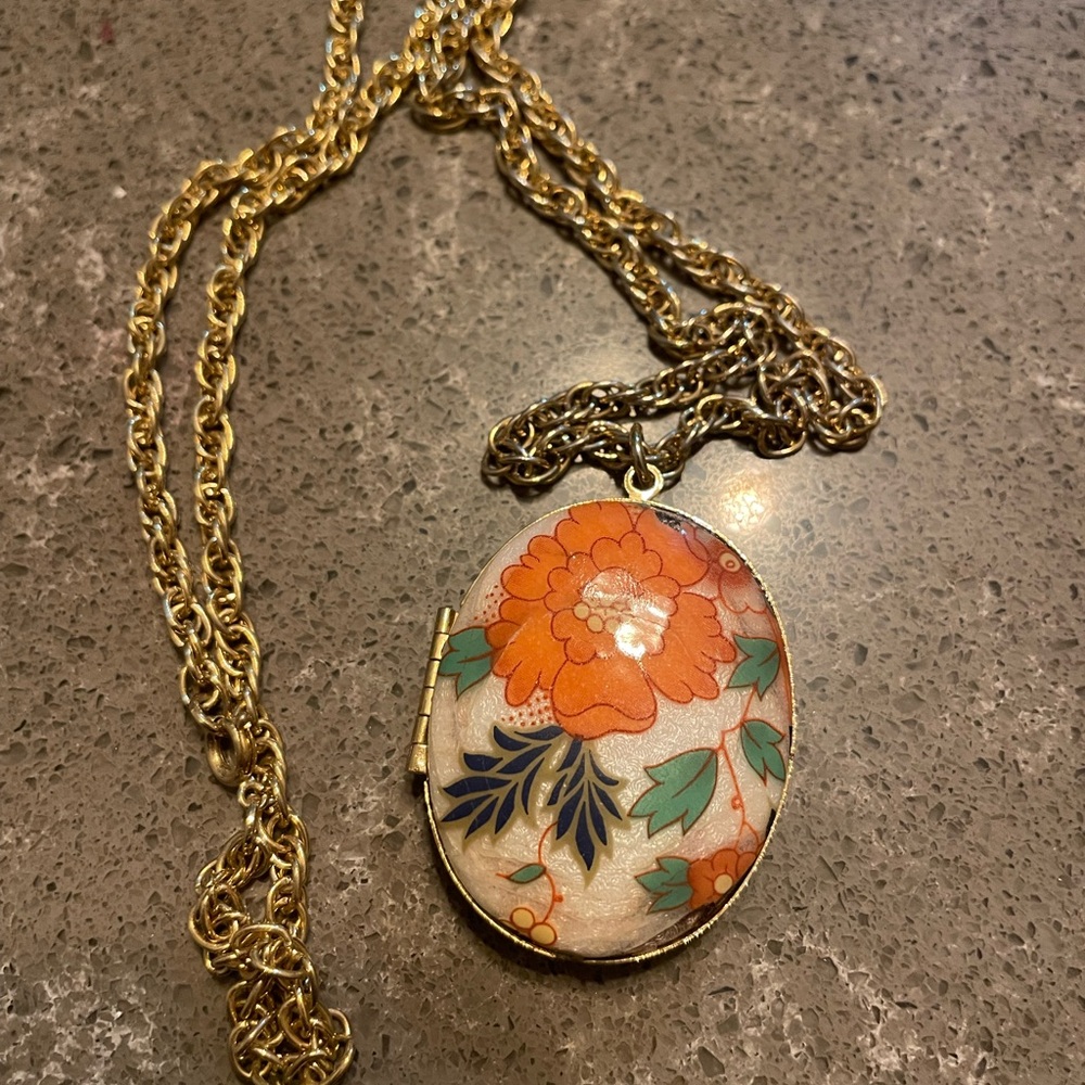 Vintage Gold tone pendant Necklace